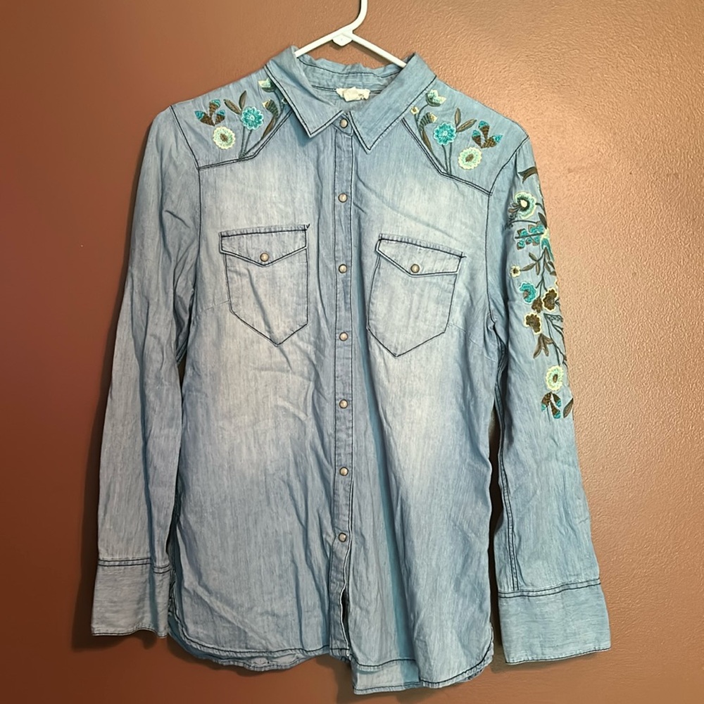 Tribal Jeans Light washed pearl snap embroidered shirt.